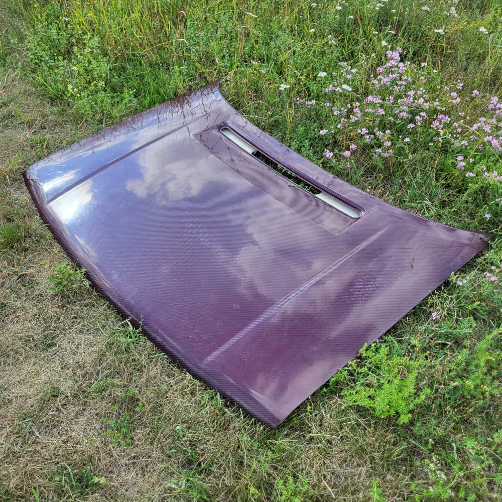 Červená karbon-kevlar kapota Felicia stará tvář
