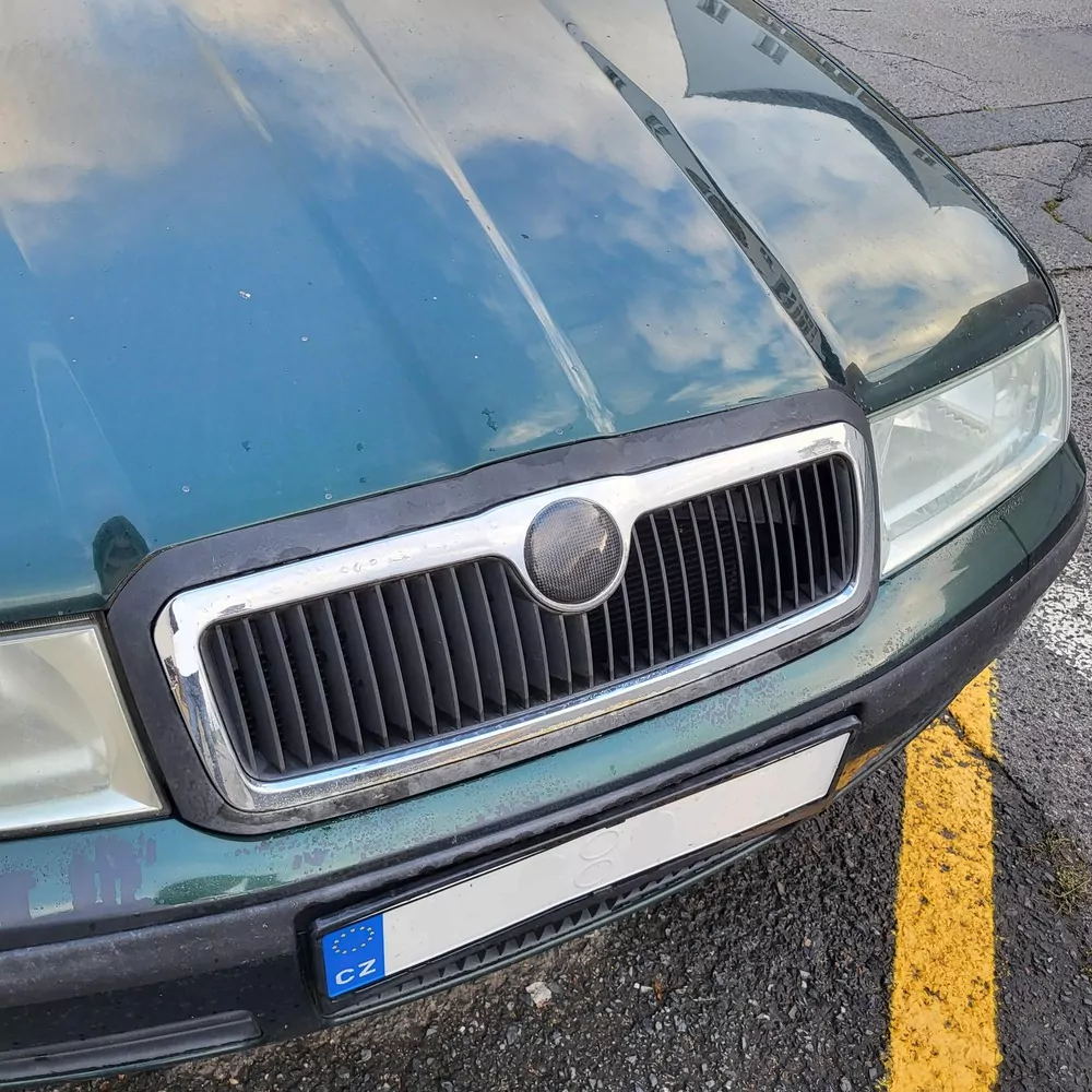 Karbon krytka znaku Škoda 90mm