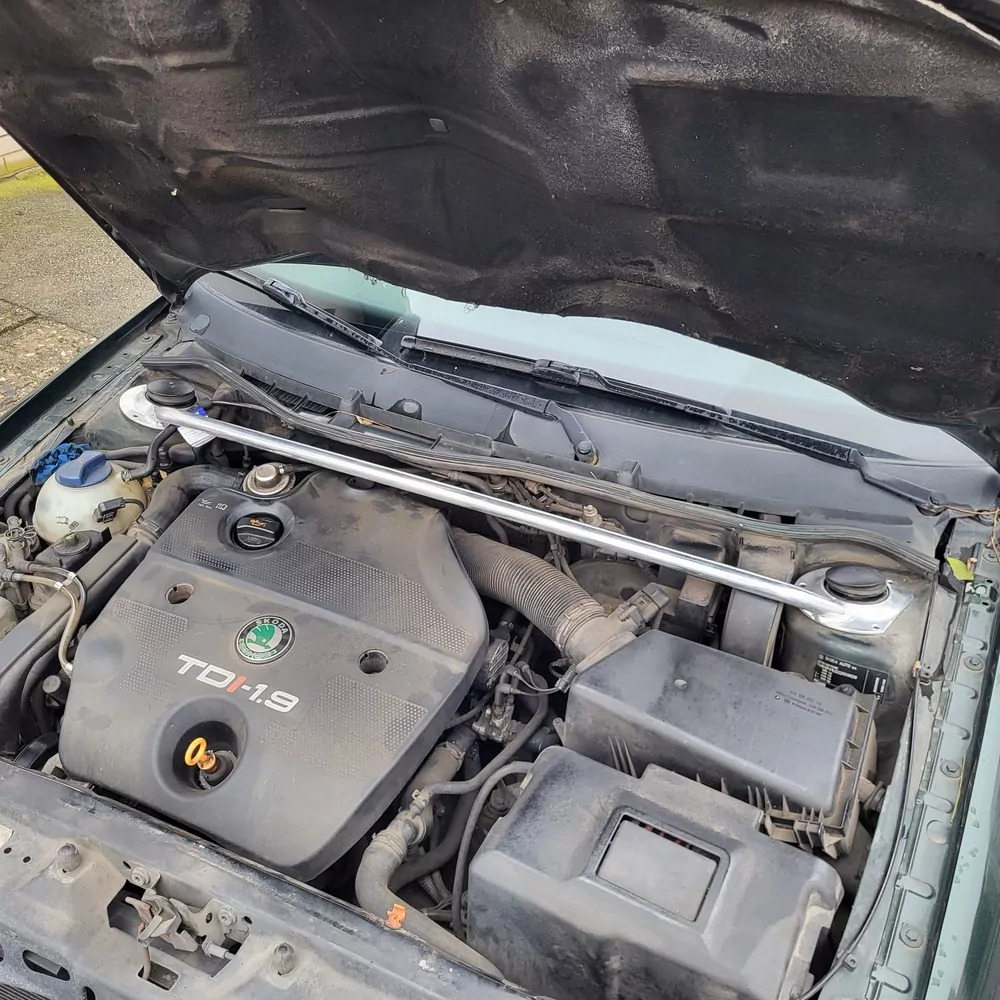 Rozpěrná tyč motorového prostoru Octavia 1