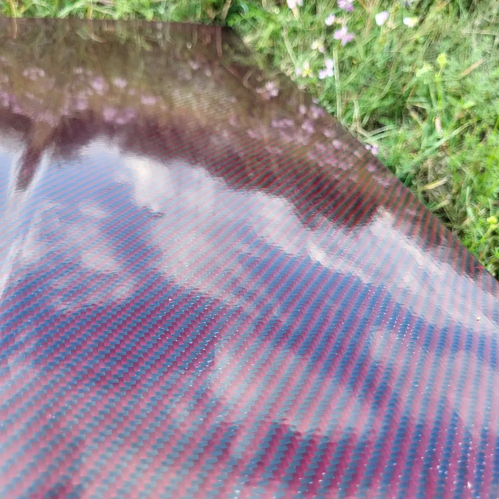 Červená karbon-kevlar kapota Felicia stará tvář